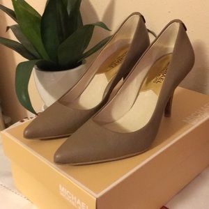 MK pumps 5 1/2